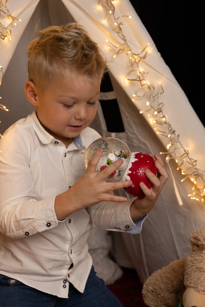 božično fotografiranje, družinsko fotografiranje, fotograf, fotografiranje, fotograf Ljubljana, fotograf okolica Ljubljane, fotograf Vrhnika, foto studio, fotostudio, božično fotografiranje 2024